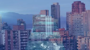 Şehrin üzerinde hareket eden ekranlardaki bilimsel verilerin animasyonu. küresel bilim, veri işleme ve teknoloji konsepti dijital olarak oluşturulmuş video.