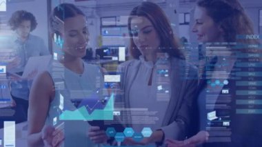 Ofisteki çeşitli kadın iş arkadaşlarının finansal verilerinin ve grafiklerinin animasyonu. İş, veri işleme, finans ve teknoloji konsepti dijital olarak oluşturulmuş video.