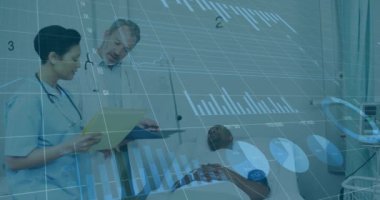 Finansal grafiklerin ve çeşitli kadın ve erkek doktorların konuşmalarının animasyonu. sağlık, tıp mesleği, ekonomi, finans ve teknoloji konsepti dijital olarak oluşturulmuş video.