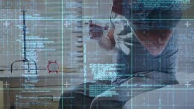 Yaşlıların ilaç alması üzerine dijital veri işleme animasyonu. Üst düzey sağlık hizmeti konsepti dijital olarak oluşturulmuş video.