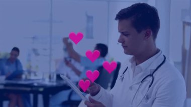 Düşen kalplerin animasyonu çeşitli doktor gruplarının üzerine. Küresel tıp, teknoloji, veri işleme ve dijital arayüz kavramı dijital olarak oluşturulmuş video.