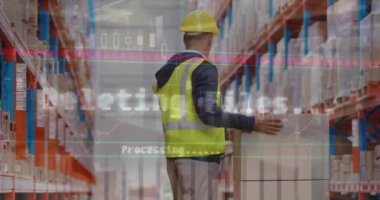 Depoda sırtı ağrıyan Kafkas kıdemli işçi hakkında istatistiksel veri işleme. Lojistik işi ve teknoloji konsepti