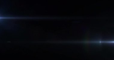 Siyah arka planda parlayan ışıklar ve noktaların canlandırması. Işık ve hareket kavramı dijital olarak oluşturulmuş video.