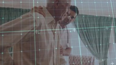 Yaşlılarla birlikte beyaz erkek doktor üzerinde dijital veri işleme animasyonu. Üst düzey sağlık hizmeti konsepti dijital olarak oluşturulmuş video.