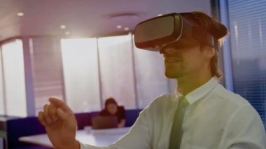 Kafkasyalı iş adamının vr kulaklık takmasının üzerinde parlayan ışıkların canlandırması. küresel veri işleme, bağlantılar, dijital arayüz ve dijital olarak oluşturulmuş video işleme kavramı.