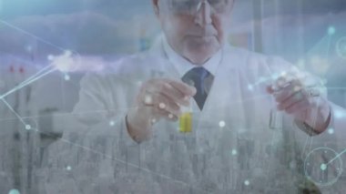 Kafkasyalı kıdemli laboratuvar çalışanı üzerindeki bağlantıların animasyonu. Bilim, tıp ve laboratuar konsepti dijital olarak üretilen video.
