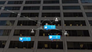 Şehir manzarası üzerinde veri işleme animasyonu. küresel iş ve dijital arayüz kavramı dijital olarak oluşturulmuş video.