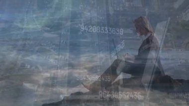 Bilgisayarlı Kafkas iş kadını üzerinden bağlantılar, dünya ve verilerin animasyonu. Ağ, bağlantılar ve teknoloji konsepti dijital olarak oluşturulmuş video.