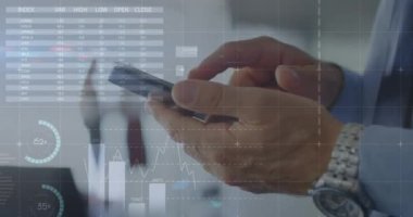 Akıllı telefon kullanan bir iş adamının orta kesiminde istatistiksel veri işleme. Küresel finans ve iş teknolojisi kavramı