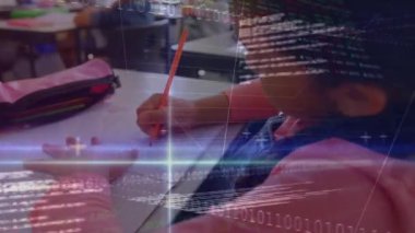 Çeşitli öğrencilerin öğrenmesi üzerine veri işleme animasyonu. Küresel eğitim ve dijital arayüz kavramı dijital olarak oluşturulmuş video.