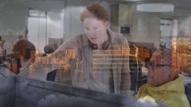 Çeşitli iş adamları üzerinde şehir manzarası animasyonu. Küresel iş, finans, veri işleme ve dijital arayüz kavramı dijital olarak oluşturulmuş video.