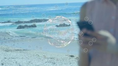 Akıllı telefon kullanan kadınlar üzerindeki bağlantı ve dünya ağının animasyonu. küresel bağlantılar, teknoloji ve dijital arayüz konsepti dijital olarak oluşturulmuş video.