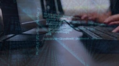 Klavye kullanan kişi üzerinde veri işleme animasyonu. Küresel iş, finans, veri işleme ve dijital arayüz kavramı dijital olarak oluşturulmuş video.