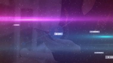 Sosyal medya simgelerinin animasyonu ve akıllı telefon kullanan beyaz kadın üzerindeki bağlantıları. küresel sosyal medya, iş dünyası, dijital arayüz ve dijital olarak oluşturulan veri işleme kavramı.