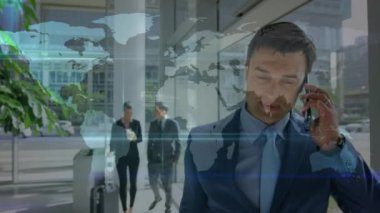 Akıllı telefon kullanan iki ırklı iş adamının küreyi ve bağlantıları. küresel iş, dijital arayüz ve veri işleme kavramı dijital olarak oluşturulmuş video.