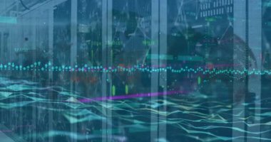 Sunucuların üzerindeki dalga ve grafiklerin animasyonu. Ağ, bağlantılar, veri işleme ve teknoloji konsepti dijital olarak oluşturulmuş video.