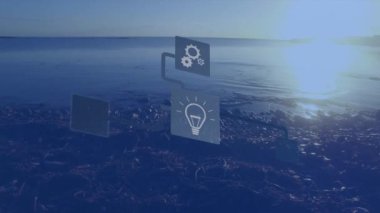 Gün batımında şehir manzarası ve deniz manzarası üzerinde teknoloji simgelerinin canlandırılması. küresel ağ, veri işleme ve teknoloji konsepti dijital olarak oluşturulmuş video.
