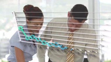 İstatistiksel veri işleme, çeşitli işadamları ve iş kadınları hakkında ofiste tartışıyorlar. İş verileri ve analitik kavramı