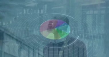 Afro-Amerikan iş adamının finansal veri işleme ve taramasının animasyonu. Küresel iş, finans ve veri işleme kavramı dijital olarak oluşturulmuş video.