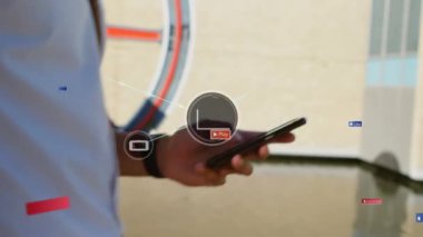 Sosyal medya simgelerinin animasyonu ve akıllı telefon kullanan beyaz adam üzerindeki bağlantıları. küresel sosyal medya, iş dünyası, dijital arayüz ve dijital olarak oluşturulan veri işleme kavramı.