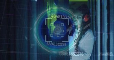 Kulaklıkla Afro-Amerikan kadın sunucu oda çalışanının veri işleme animasyonu. Bulut hesaplama kavramı dijital olarak oluşturulmuş video konsepti.