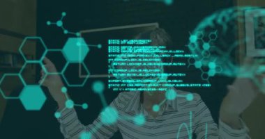 Ofiste VR kulaklık takan beyaz bir kadının bilimsel verilerinin animasyonu. iş, bilim ve dijital olarak üretilen video teknolojisi konseptiyle çalışmak.