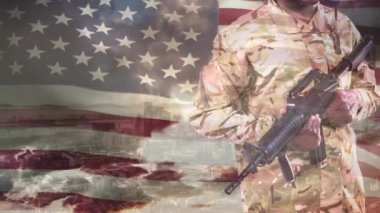 Amerikan bayrağı, şehir ve gökyüzü üzerinde saldırı tüfeği tutan Afro-Amerikan askerinin animasyonu. Amerikan vatanseverliği, bağımsızlık ve silahlı kuvvetler konsepti dijital olarak oluşturulmuş video.
