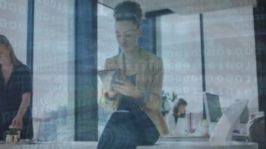 Ofiste tablet kullanan çift ırklı iş kadını üzerine ikili kodlama veri işleme animasyonu. Küresel iş, finans, teknoloji ve veri işleme kavramı dijital olarak oluşturulmuş video.