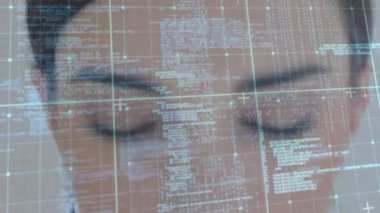 Kafkas kadınının yüzü ve ızgarası üzerinde veri işleme animasyonu. küresel kimlik, bilim, dijital arayüz ve dijital olarak oluşturulmuş video işleme kavramı.