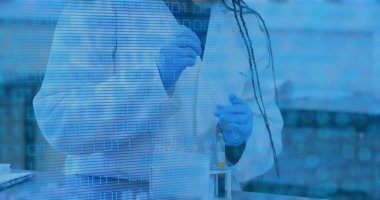 Laboratuvardaki melez kadın bilim adamının veri işleme görüntüsü. Küresel bilim, bilgisayar ve dijital arayüz kavramı dijital olarak oluşturulmuş görüntü.