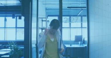 Ofisteki mutlu Asyalı kadın üzerine finansal grafiklerin ve verilerin animasyonu. İş, finans ve ekonomi kavramı dijital olarak oluşturulmuş video.