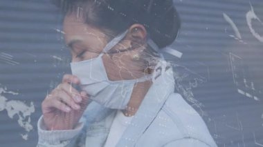 Yüz maskesi takan melez kadınların veri işleme animasyonu. Küresel covid 19 salgını, bilim ve bağlantılar konsepti dijital olarak oluşturulmuş video.