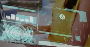 Bilgisayar kullanan beyaz bir kadının elleri üzerinde çeşitli verilerle dijital ekranın animasyonu. İş, ağ, web geliştirme ve dijital olarak oluşturulmuş video işleme kavramı.