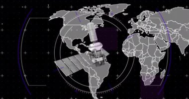 Dünya haritası üzerinde uydu animasyonu ve siyah arkaplan taraması. Dijital olarak oluşturulan küresel bağlantılar ve veri işleme kavramı.
