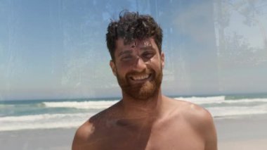 Ağacın, beyaz adamın gülümsemesi üzerindeki görüntüsü. Küresel iş ve dijital arayüz kavramı dijital olarak oluşturulmuş video.