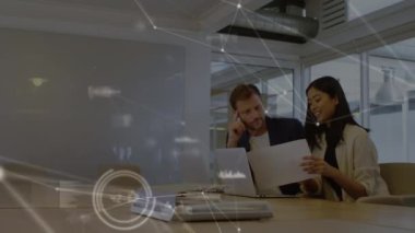 Ofisteki çeşitli iş arkadaşlarıyla olan bağlantıların animasyonu. Ağ, bağlantılar, iş ve teknoloji konsepti dijital olarak oluşturulmuş video.