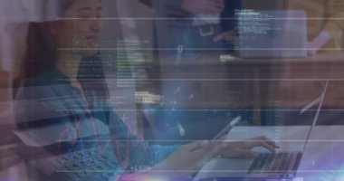 Akıllı telefon kullanan beyaz kadınların finansal veri işleme animasyonları. Dijital olarak oluşturulmuş küresel bağlantılar, veri işleme ve dijital arayüz kavramı.