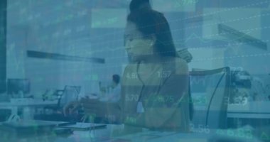 Ofisteki Asyalı kadın hakkında finansal verilerin canlandırılması. İş, finans ve ekonomi kavramı dijital olarak oluşturulmuş video.