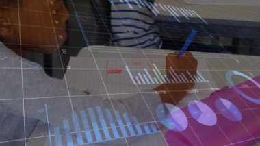 Çeşitli öğrencilerin öğrenmesi üzerine veri işleme animasyonu. Küresel eğitim ve dijital arayüz kavramı dijital olarak oluşturulmuş video.