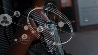 Okuldaki Kafkas kız üzerinden çemberlerle olan bağlantıların animasyonu. Dijital olarak oluşturulmuş teknoloji konsepti ile küresel ağ, bağlantılar, okul, eğitim ve öğrenme.