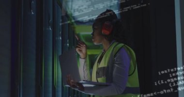 Kulaklıkla Afro-Amerikan kadın sunucu oda çalışanının veri işleme animasyonu. Bulut hesaplama kavramı dijital olarak oluşturulmuş video konsepti.