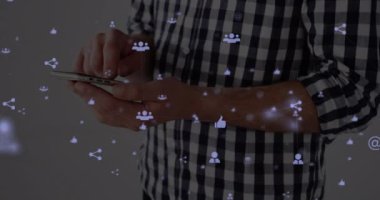 Kafkas iş adamının elinde akıllı telefon kullanarak yüzen simgelerin animasyonu. küresel iş, ağ, bağlantılar ve teknoloji konsepti dijital olarak oluşturulmuş video.