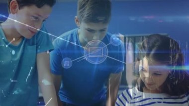 Tablet kullanan beyaz erkek ve kız çocukları arasındaki bağlantı ağının animasyonu. Dijital olarak oluşturulmuş teknoloji konsepti ile küresel ağ, bağlantılar, okul, eğitim ve öğrenme.