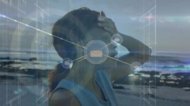 Sahilde koşan melez kadınlar üzerindeki bağlantı ağının animasyonu. Spor, fitness, aktif yaşam tarzı ve bağlantı konsepti dijital olarak oluşturulmuş video.