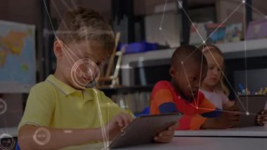 Teknolojiyi kullanan çeşitli öğrenci grupları arasındaki bağlantı ağının animasyonu. Okul, eğitim ve öğrenim konsepti dijital olarak oluşturulmuş video.