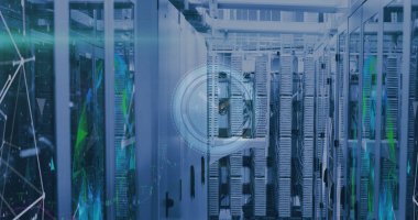 Veri işleme ve sunucu odasında hareket eden saatin resmi. Küresel teknoloji, bilgisayar ve dijital arayüz kavramı dijital olarak oluşturulmuş görüntü.