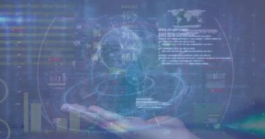 Küresel beyaz adamın elleri üzerinde finansal verilerin animasyonu. Maliye, ekonomi ve iş konsepti dijital olarak oluşturulmuş video.