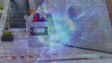 Bilgisayarı kullanan kişi üzerinde veri işleme animasyonu. Küresel iş, finans, veri işleme ve dijital arayüz kavramı dijital olarak oluşturulmuş video.