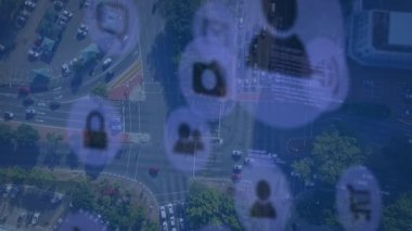 Yol trafiğinde teknoloji simgelerinin canlandırılması. küresel ağ, veri işleme ve teknoloji konsepti dijital olarak oluşturulmuş video.