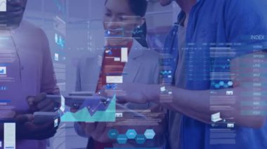 Ofisteki çeşitli iş arkadaşlarıyla ilgili finansal verilerin ve grafiklerin animasyonu. İş, veri işleme, finans ve teknoloji konsepti dijital olarak oluşturulmuş video.